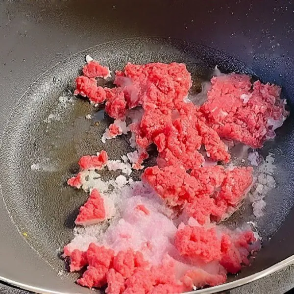 Masukkan 150 gr daging sapi cincang, tambahkan 15 ml wine masak, 15 ml kecap masak, 15 ml saus tiram, 1 gr garam, dan 1 gr lada hitam. Masak hingga air menyusut. Sisihkan