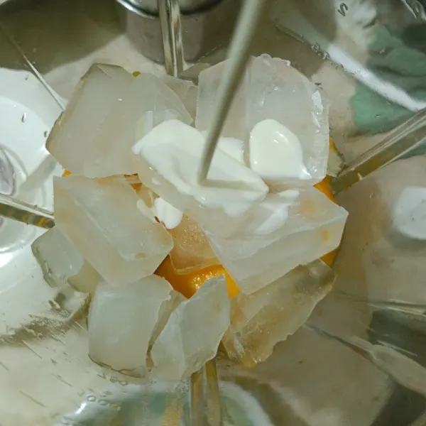 Tambahkan es batu secukupnya, lalu tuang susu cair