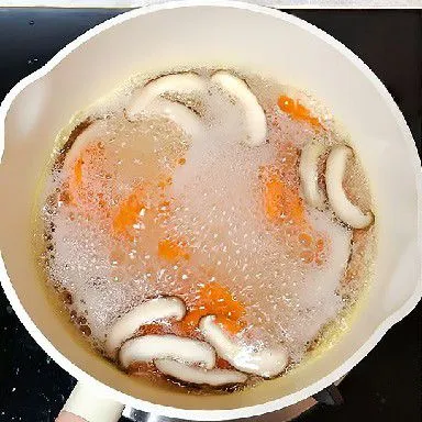 Rebus 50 gr wortel dan 40 gr jamur shiitake dalam air mendidih selama beberapa menit hingga lunak. Angkat, tiriskan, cincang halus