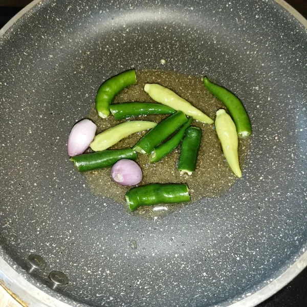 Tumis cabai rawit, cabai hijau, dan bawang merah sampai layu.