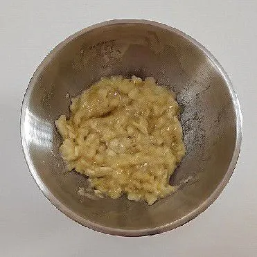 Lumatkan 200 gr pisang hingga halus dalam mangkuk
