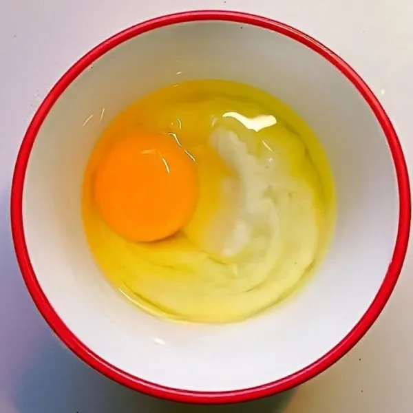 Tambahkan 1 butir telur ayam (± 50 gr) ke dalam adonan, aduk kembali hingga rata