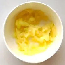 Haluskan kentang kukus hingga menjadi kentang tumbuk lembut