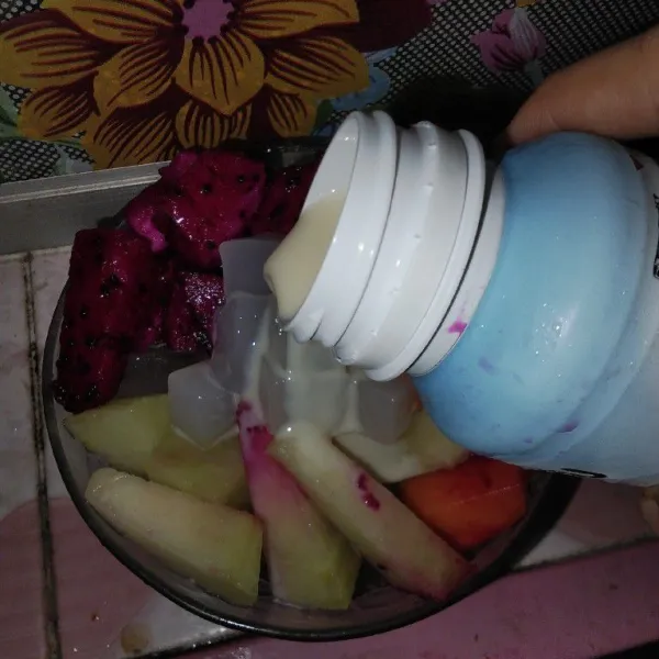 Tuangkan susu full cream.