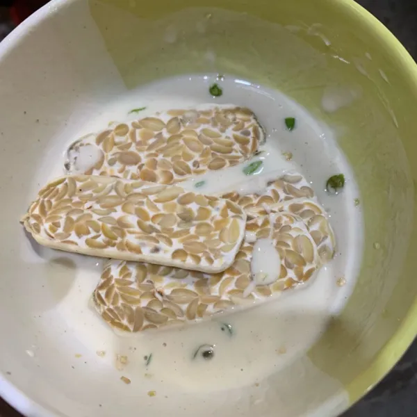 Masukan tempe ke adonan tepung
