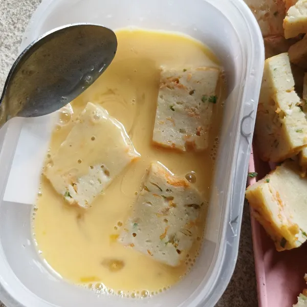 Kocok lepas telur, lalu celupkan nugget sampai merata.