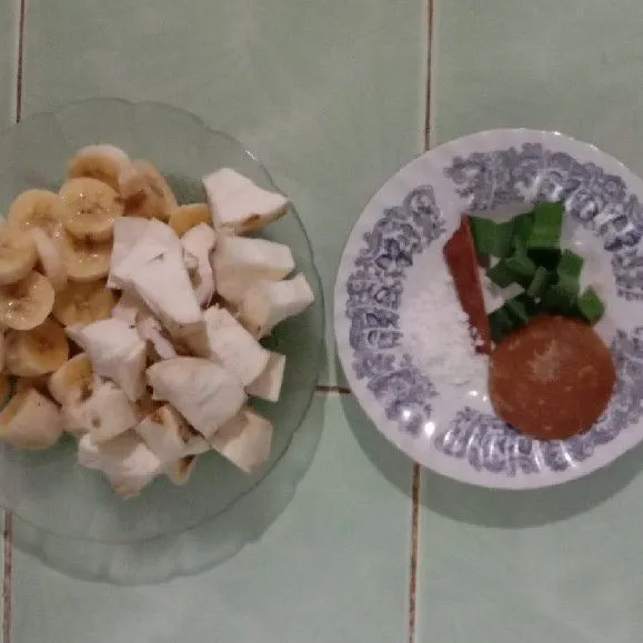 Potong-potong ubi, pisang, dan daun pandan sesuai selera.