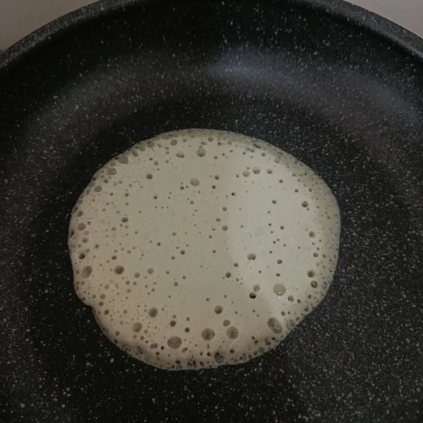 Panaskan teflon, tuang adonan secukupnya.