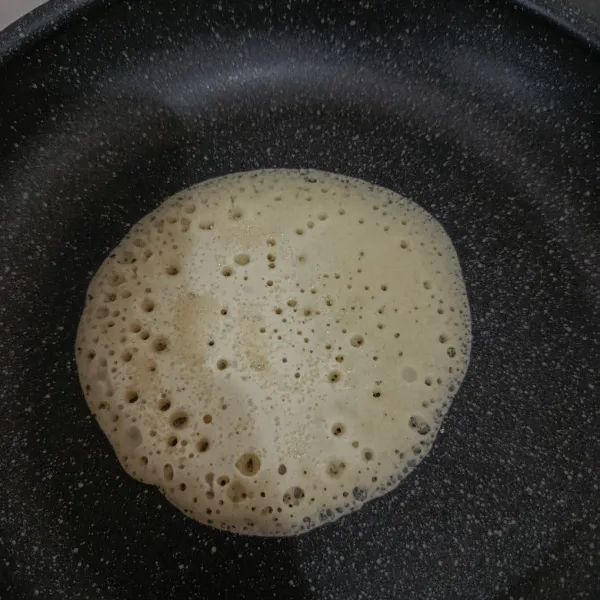 Jika sudah keluar gelembung, taburi gula pasir dan masak hingga matang sempurna.