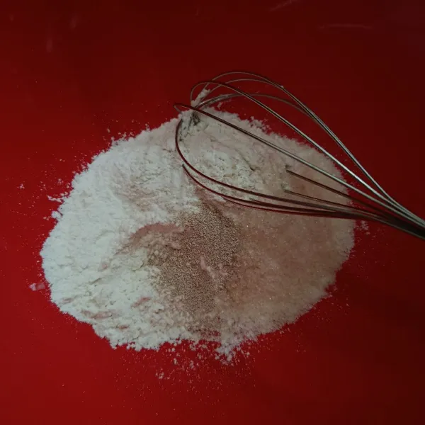 Siapkan wadah, masukkan tepung terigu, gula pasir, dan ragi instant.