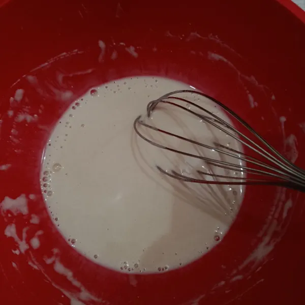 Masukkan air, aduk kembali hingga rata, lalu diamkan selama 30 menit.