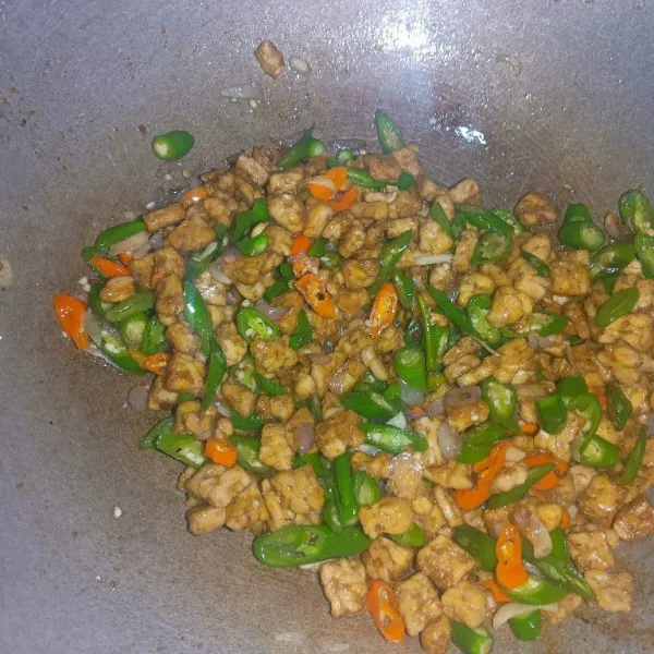 Setelah itu, masukkan tempe yang tadi sudah digoreng kemudian aduk.