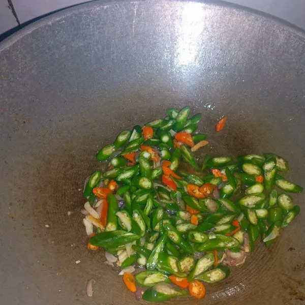Masukkan cabe hijau dan tumis sampai layu.