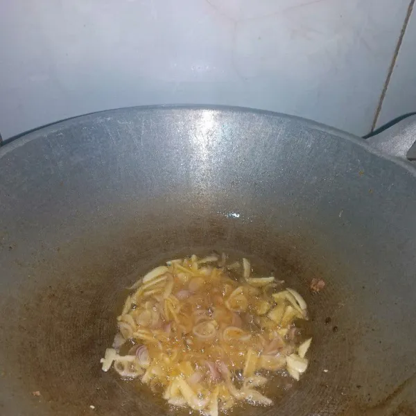 Tumis bawang merah dan bawang putih yang sudah diiris tipis sampai kecokelatan.